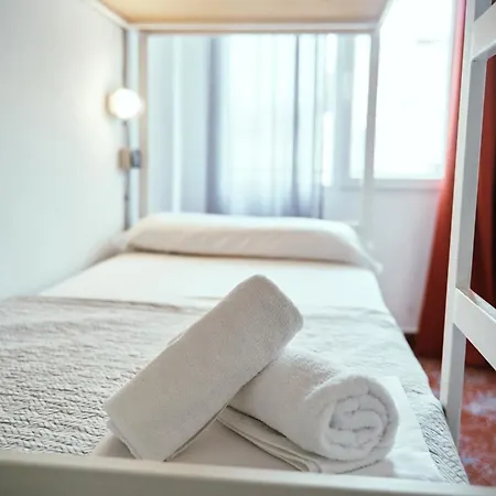 Lagom New, 5 Min Walk From The Sea Hostel