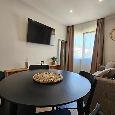 Lagom New, 5 Min Walk From The Sea 호스텔 료렛 드 마르