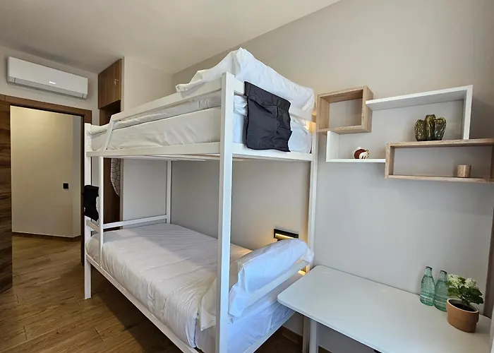 Lagom New, 5 Min Walk From The Sea Hostel *